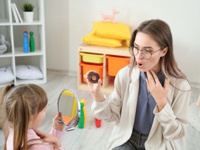 Imagem representando Fonoaudiologia: profissional e criança na terapia da fala