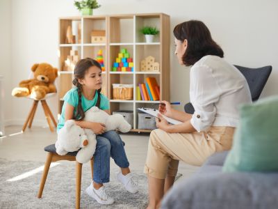 Imagem representando Psicopedagogia: adulto ensinando criança