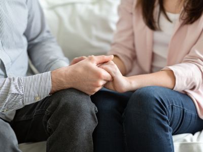 Imagem representando Terapia de Casal: mãos unidas de um casal